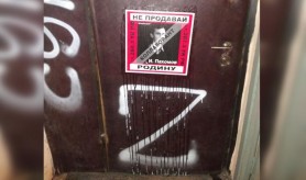 Cap de porc decapitat pe prag și litera „Z” pe uși. Cum sunt intimidați criticii lui Putin